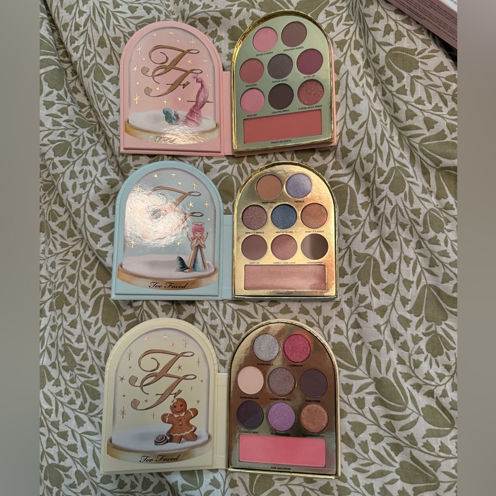 Too Faced Let it Snow Globes Holiday Eyeshadow Palette Set - Picture 3 of 6